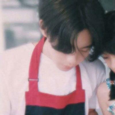 抖音情侣网红吃瓜,甜蜜互动引网友热议