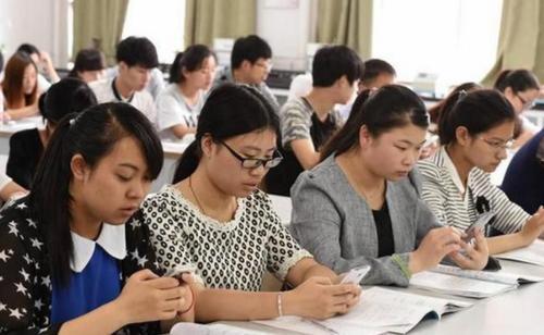 娱乐吃瓜酱大学生上课,揭秘大学生课堂上的“吃瓜”瞬间